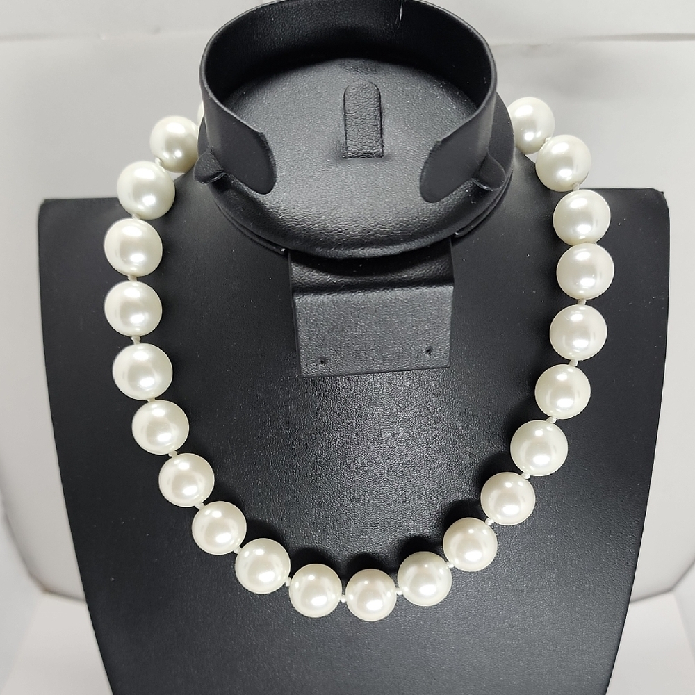 Tommy Hilfiger White Faux Glass Pearl Necklace